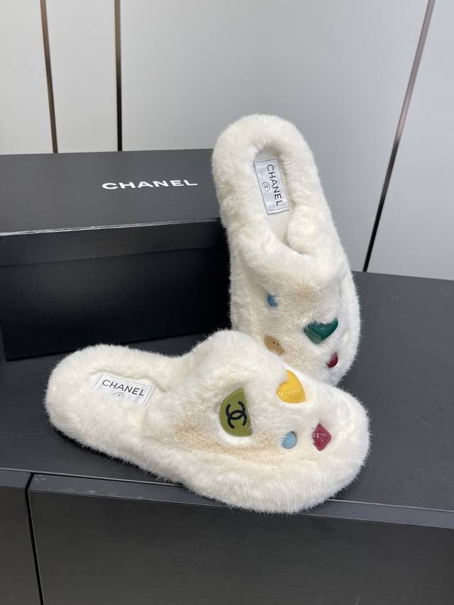 经典四季双C毛毛拖鞋. 柔软蓬松的毛毛，舒服暖脚 秋冬搭配袜子休闲又慵懒 上脚真的好看又时髦 进口环保编织毛绒面料，手感细腻柔软丝滑，橡胶大底. 码数35-41