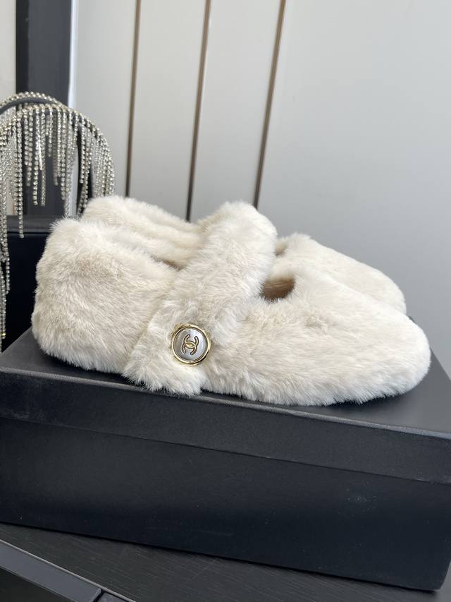 小香新款 顶级一脚蹬毛鞋玛丽珍乐福鞋 时髦精必入单品 超级跑量系列 毛茸茸 软糯糯的居家外穿都 舒适百搭 慵懒又时髦！ 精选进口羊毛材质 原版模具橡胶防滑底 尺