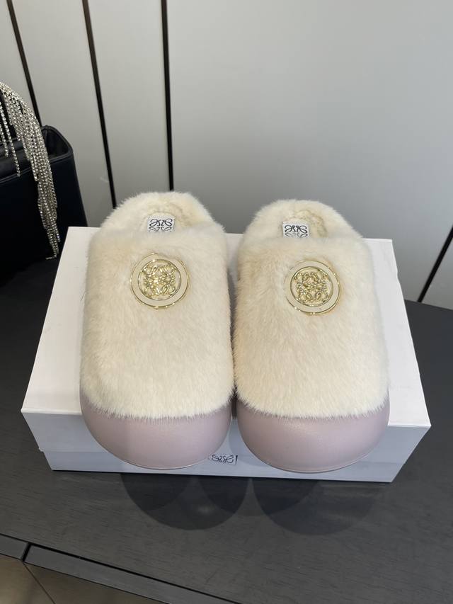 罗意威新款 秋冬必备一脚蹬勃肯半包拖鞋 时髦精必入单品 超级跑量系列 毛茸茸 软糯糯的居家外穿都 舒适百搭 慵懒又时髦！ 精选进口毛绒材质 原版模具发泡大底 尺