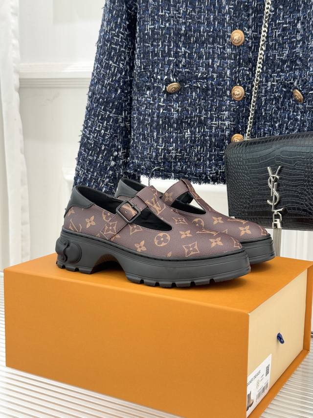 驴牌新品T字带 厚底玛丽珍鞋 各大明星网红走秀款 百年经典 工艺精湛，上脚舒适. 面料全粒面牛皮 经典老花皮 羊皮里垫 舒适透气 尺码35一41 [40.41定