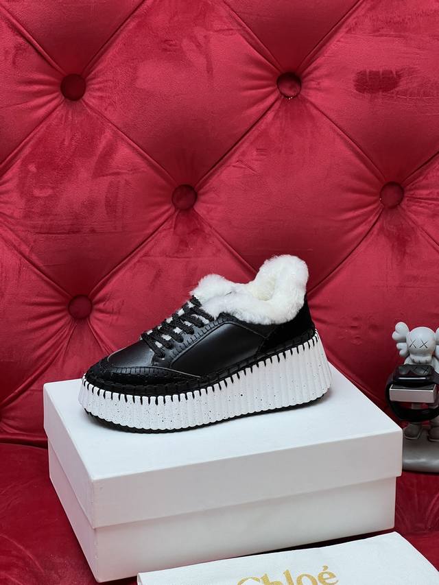 独家实拍 顶级版本 2026Ss蔻依Chloe同步上市新款休闲鞋 春夏款广升 风靡整个时尚圈以来 多色多款 这款面料使用进口牛皮 质地清爽透气不焖脚 时尚简约范