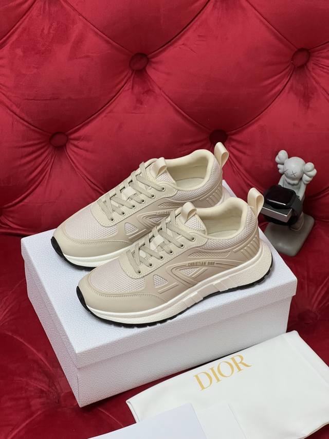 女款 男款 独家实拍 顶级版本 最新Runn 系列 情侣款 厚底 休闲 运动鞋 原版购入开发 做货 这款 Runn 运动鞋是二零二五秋季系列新品 以优雅时尚的造