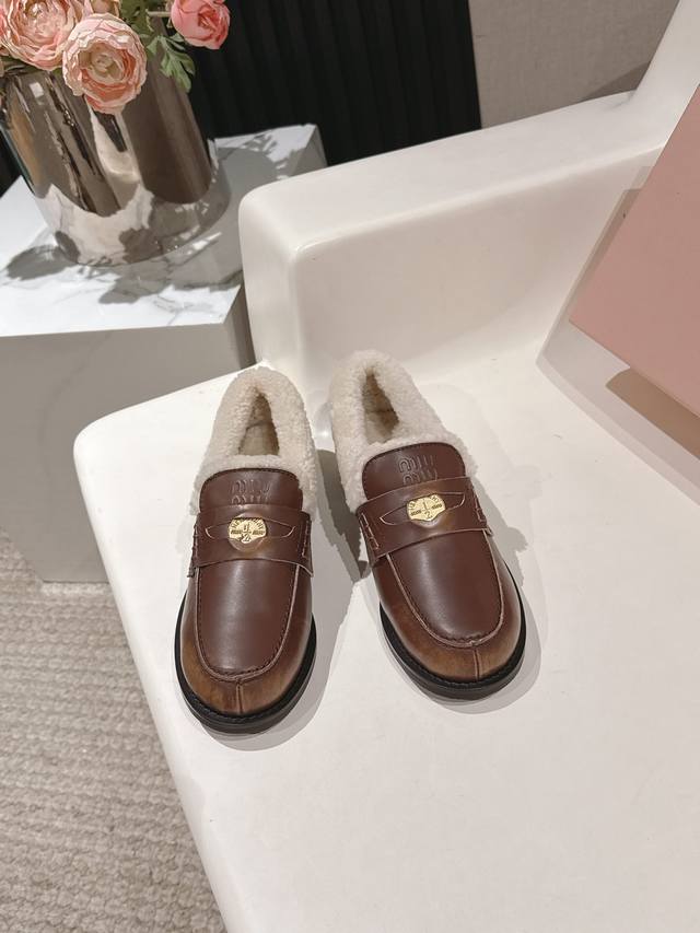 顶级品质 Miumiu Fw25 New Arrival～ 缪缪25Ss秋冬新款乐福鞋 皮毛一体 羊毛内里，经典百搭又保暖 材质与工艺： 鞋面：开边珠 小牛皮