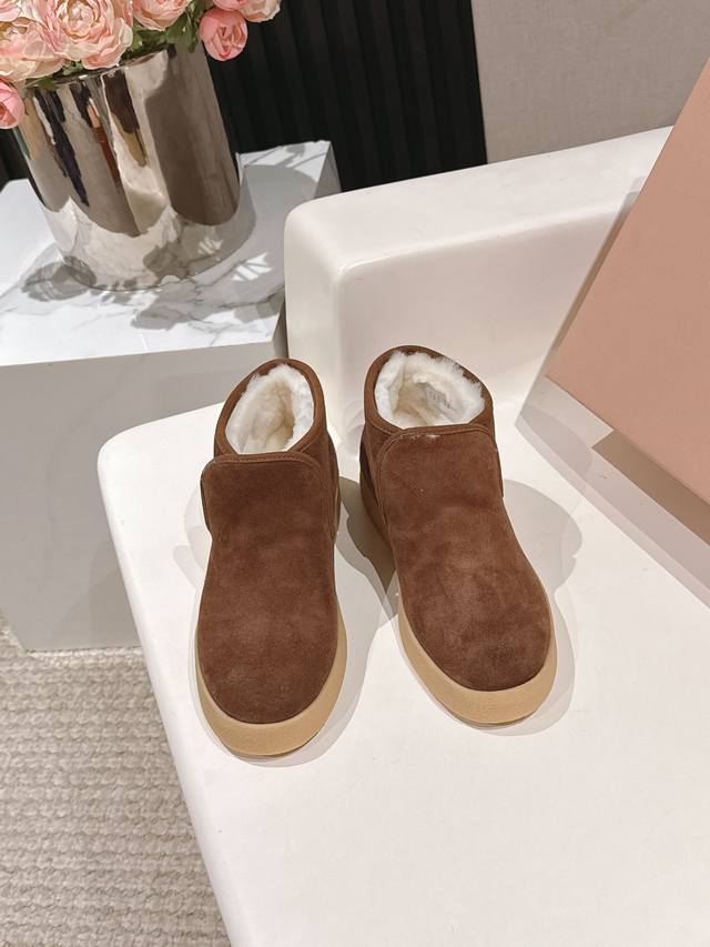 Miumiu缪缪最新走秀款复古毛毛鞋 一脚蹬短靴 官方秀场出镜率最高的单品 超多明星时尚博主种草 Miu系穿搭还是一如既往的火 时髦百搭即可咸又可甜 无论光脚穿