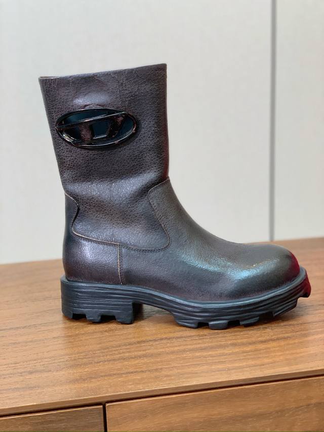 Diesel 厚底短靴。独家品牌辨识度的原版开模五金。流畅的线条，优雅版型，人手必备 材质：鞋面牛皮，羊皮内里及垫脚。定制大底 码数：35-41 40、41定制