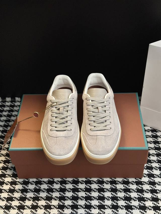 诺悠翩雅德训鞋男女新款 好穿、百搭没得话说，出乎意料的好，果断入手。鞋面和鞋底都非常柔软，值得一提的是采用宽脚楦的设计，前面部分随着脚趾收窄。做到又舒服又显脚瘦