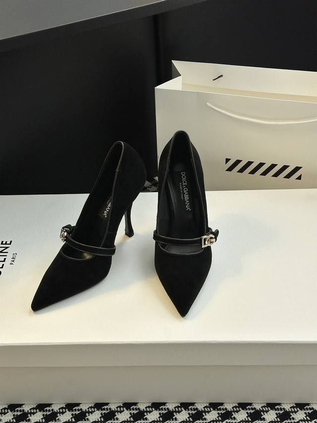 杜嘉班纳尖头高跟鞋 &古典与现代碰撞出的意式浪漫美学杜嘉班纳真丝系列凉鞋线条，看得到的高级感， 杜嘉班纳秀场直击，杜嘉班纳的设计总是结合古典主义与现代风格并具备