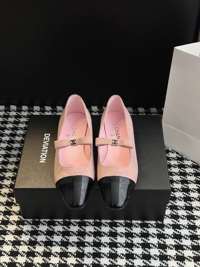 25B蝴蝶结玛丽珍 千金感爆棚的梦幻战鞋蝴蝶结丝带像是礼物盒上的精致点缀，走一整天也能优雅到发光～白色蕾丝袜+黑色A字裙，配上玛丽珍瞬间贵气值拉满 法式慵懒感：