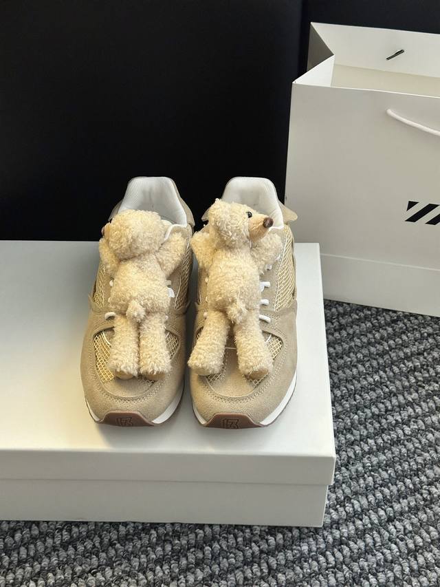 熊猫休闲鞋 极简的设计加上标志性的玩偶小熊超级时尚粗鞋带与小熊互相呼应非常治愈的配色 厚但蛋轻便，小熊可拆卸 鞋面材质：原版定制羊绒+小熊挂件 内里材质：网布