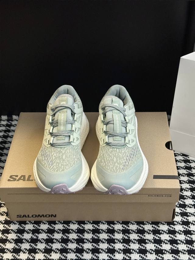 男女同款第三代运动跑鞋 多种鞋面材质，构造了丰富的鞋面层次，为鞋款增添摩登现代感。 鞋款独特的波浪形设计勾勒出鞋身的流动感线条，并结合标志性的快速系带系统，保障