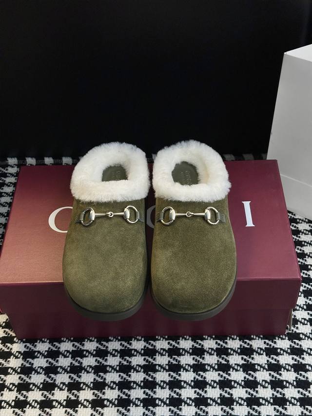 厚底博肯鞋！ 作为设计传承的杰出代表，乐福鞋生动彰显经典优雅格调。这款鞋履采用品牌标志信字母图案成就隽永经典这款鞋材质柔软，廊形精致流畅，彰显日常优雅风范 鞋面