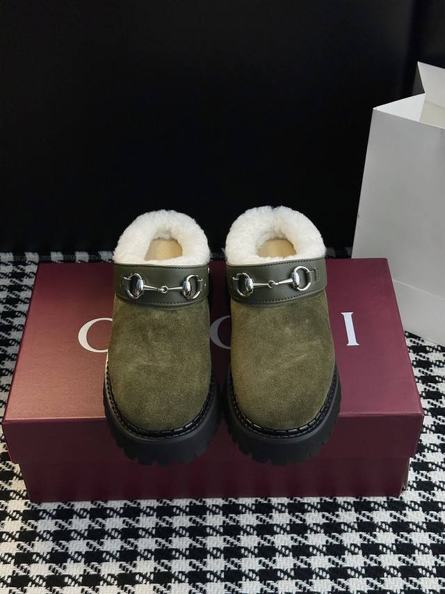 厚底乐福鞋 谁懂啊！这双鞋直接把 经典 和 时髦厚底 焊死了细腻翻毛皮裹着脚，像踩进云端的柔软厚底自带“空气感”，却又挺括有型，走路带风都藏着松弛感～复古滤镜直