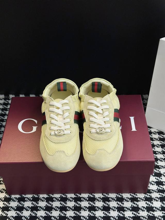 新款芭蕾舞德训鞋 谁懂啊！这双鞋直接把 经典 焊死了细腻翻毛皮裹着脚，像踩进云端的柔软厚底自带“空气感”，却又挺括有型，走路带风都藏着松弛感～复古滤镜直接拉满！