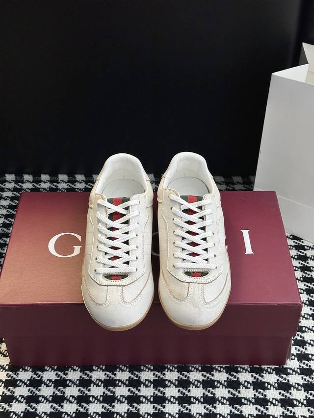 新款男女款德训鞋 谁懂啊！这双鞋直接把 经典 焊死了细腻翻毛皮裹着脚，像踩进云端的柔软厚底自带“空气感”，却又挺括有型，走路带风都藏着松弛感～复古滤镜直接拉满！