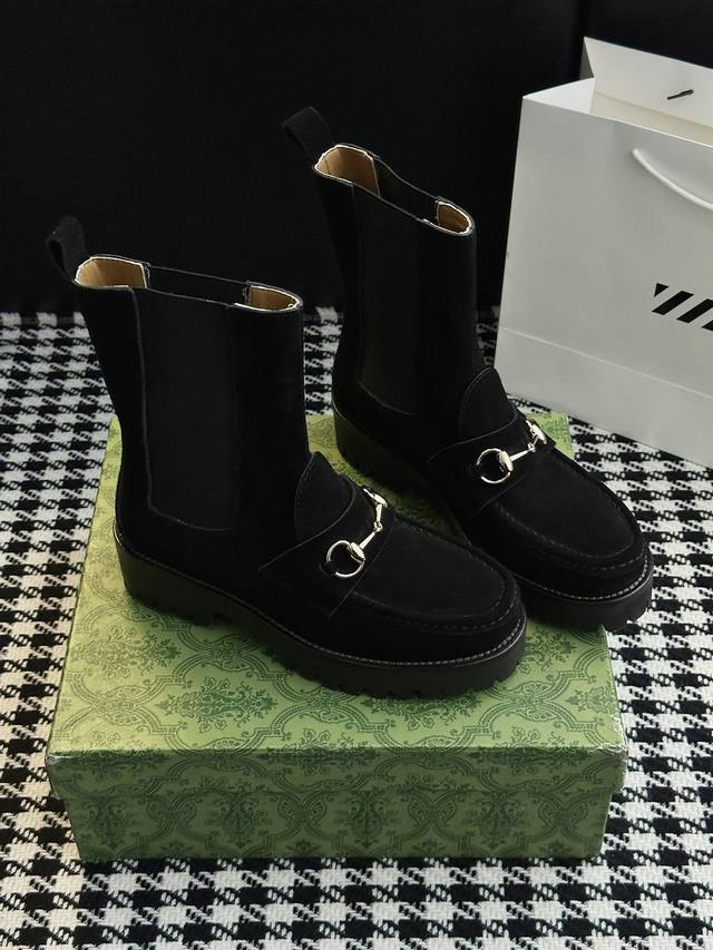 25Ss秋冬新款古驰马衔扣短靴7寸 以品牌标志性元素焕新诠释经典廊形。马衔扣细节增添雅致风范，透过当代视觉致敬品牌马术传承原版开模金属五金扣 鞋面材质:原版牛京