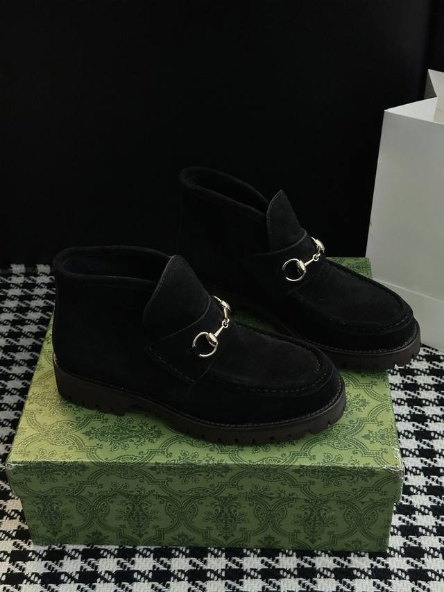 25Ss秋冬新款古驰马衔扣短靴4寸 以品牌标志性元素焕新诠释经典廊形。马衔扣细节增添雅致风范，透过当代视觉致敬品牌马术传承原版开模金属五金扣 鞋面材质:原版牛京