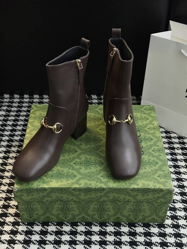 25Ss秋冬新款古驰马衔扣高跟短靴 以品牌标志性元素焕新诠释经典廊形。马衔扣细节增添雅致风范，透过当代视觉致敬品牌马术传承原版开模金属五金扣 鞋面材质:原版羊皮