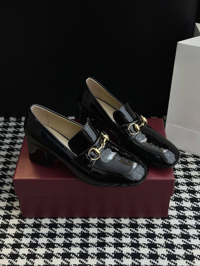 25Ss秋冬新款古驰马衔扣浅口高跟单鞋 以品牌标志性元素焕新诠释经典廊形。马衔扣细节增添雅致风范，透过当代视觉致敬品牌马术传承原版开模金属五金扣 鞋面材质:原版