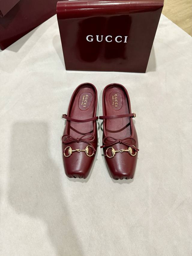 Gucc 2025早秋25系列新品平底芭蕾鞋马衔扣新款小方头拖鞋，鞋头方形设计搭配雅致的蝴蝶结细节，经典精致优雅俏皮时髦平底鞋，凉拖，打造出色的穿着体验。 面料