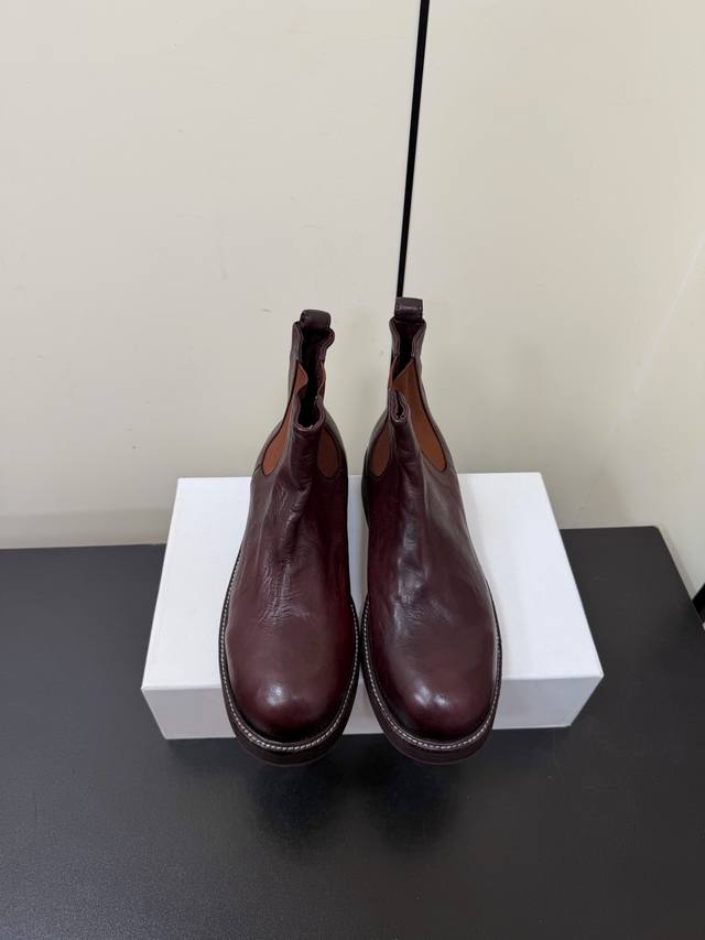 自创 重水洗马皮切尔西靴 鞋面材质：马皮 内里材质：马皮 中底材质：牛皮 大底材质：全牛皮 已贴橡胶防滑底片 制作工艺：固特异布莱克缝线胶粘整鞋重水洗 真正的重