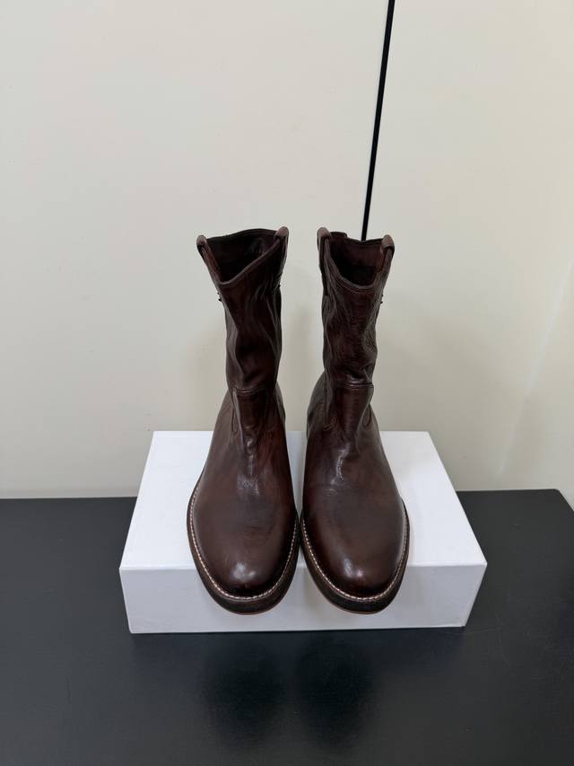 自创 重水洗马皮西部牛仔靴 鞋面材质：马皮 内里材质：马皮 中底材质：牛皮 大底材质：全牛皮 已贴橡胶防滑底片 制作工艺：固特异布莱克缝线胶粘整鞋重水洗 真正的