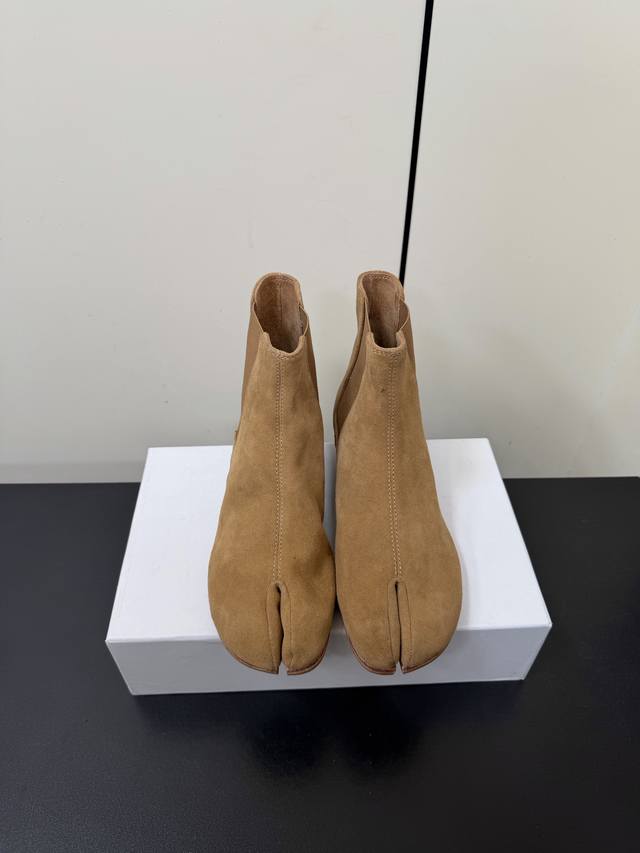 复古水洗马皮Tabi分趾靴切尔西靴 真正的重水洗工艺，不是市场的牛皮仿马皮，绒面也是马皮反绒面，中底都是牛皮，大底为头层牛皮组合，鞋跟也是全牛皮，不做木头跟，不