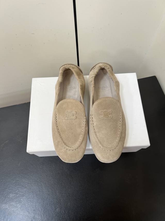 Celine 25Ss 新款 一脚蹬乐福鞋 今年必须要入手一双Celine乐福鞋 ，复古风经典款 超级百搭 简单大气 经典的一脚蹬设计 简约时髦 把温柔和质感合