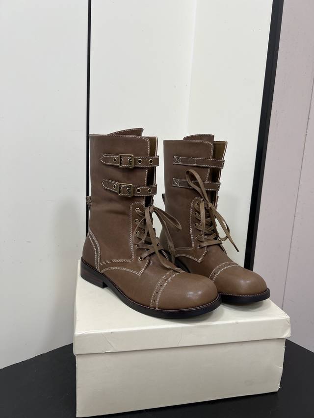 Unfolio 25Ss秋冬新款搭扣工装马丁靴 这双工装靴首推啊 一眼惊艳绅士又气质 单鞋依旧稳定发挥做旧很细节 超多漂亮的手工长靴～气质又率性 雪地靴一定是秋