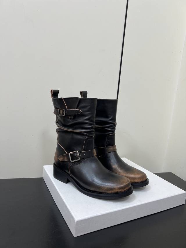 Ice Dust 秋冬做旧擦色骑士靴 采用亮面皮革与绒面材质拼接，皮革部分呈现出做旧的复古质感，绒面部分增添柔和感，两种材质的碰撞让鞋子层次丰富且风格独特。 搭