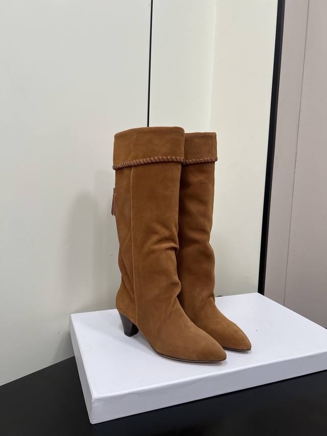 Isabel Maeant 伊莎贝尔25Ss编织包边流苏吊坠粗跟高筒靴 在波嬉风大热的当下，屐现的是对自由的渴望 松弛却又不失精致的穿衣态度，藏着我爱的矛盾美学