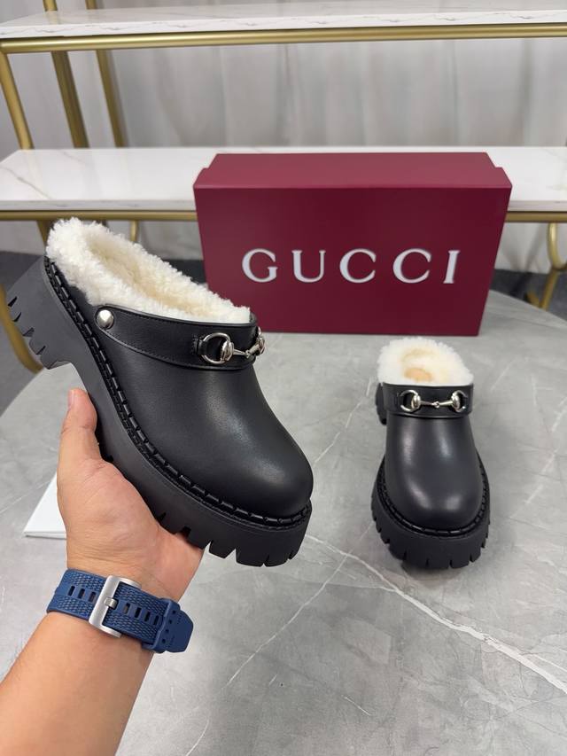 Gucci2025新款，双Gg沟纹厚底乐福松糕鞋。原版1：1打造。超美品质，专柜经典款。 鞋面:原版磨砂牛皮 内里:澳洲羊毛里 垫脚:水染牛皮 大底:超轻原版底