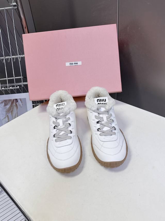 Miumiu缪缪秋冬最新款 毛毛鞋 饼干鞋 休闲鞋 超多明星网红种草 Miu家最新爆款 前卫大胆的设计，Miu Miu风格融于此款厚底帆布运动鞋的简约线条，别致