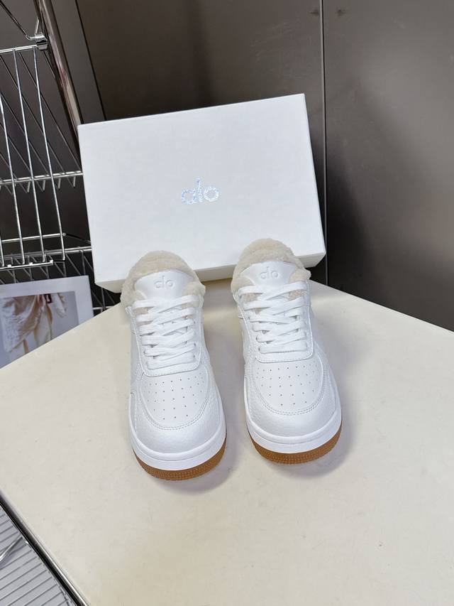 Alo小众品牌秋冬最新款 厚底 毛毛鞋 休闲鞋 Alo比耐克更懂女生 上脚超级百搭！而且超级舒适 是厚底款但是上脚一点都不沉重 非常轻便 套上袜套搭配更好看！而