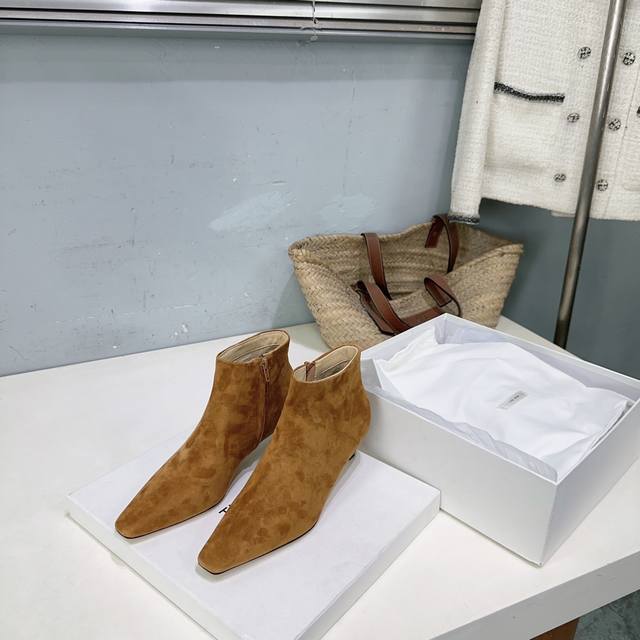 高品质出厂 ！小众潮牌The Row25秋冬新品小方头猫跟小短靴裸鞋！ 这款短靴简直是可以被叫做断货王！小小方头设计极简又高级感十足， 知性优雅一款真正可以裸脚