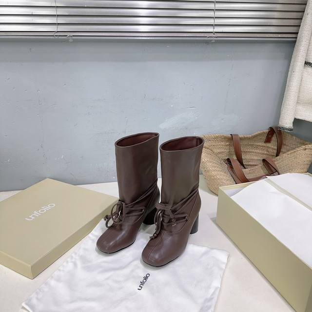 高品质出厂 ！小众潮牌Unfolio 25Ss秋冬新款宽松靴筒一脚蹬圆头粗跟短靴！ 一双高级又实用的靴子用这种随意又慵懒的方式表达出来，我真的超级喜欢呀，极简随