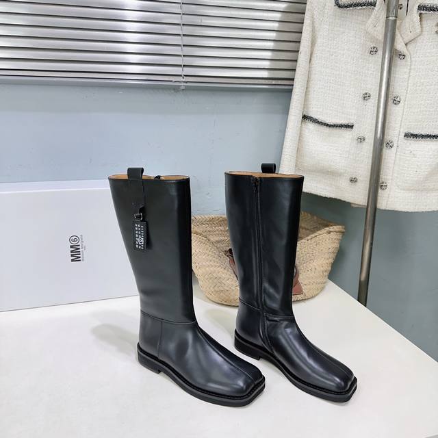 高品质出厂牛皮面 ！牛反绒480！小众潮牌Mm6 马吉拉 Maison Margiela 25秋冬新品超有感的平跟方头高筒长靴秋冬火爆款！标志性数字吊牌装饰，超