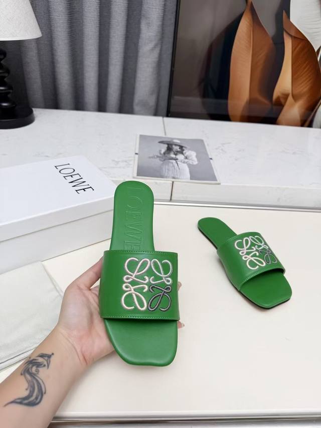 Loewe罗意威2026早春新款拖鞋35-43像胶底 。真皮底