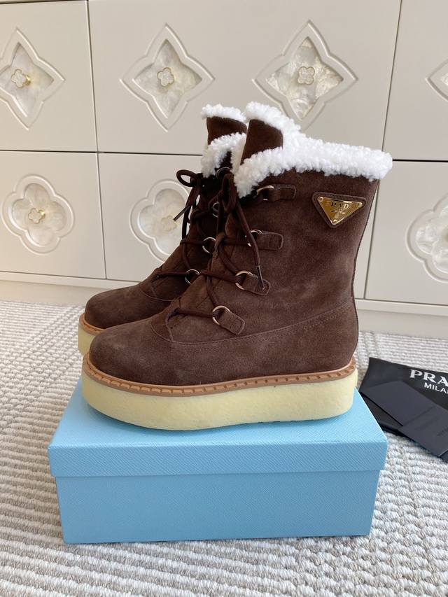 prada 普拉达 新品三角标厚底羊毛雪地靴 高帮绑带短靴 材质与工艺： 原版定制进口羊皮毛一体 160%真羊毛 保暖神器 Zp开模大底 Size：35-39