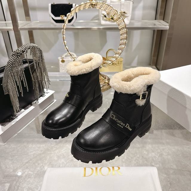 出厂 Dior 迪奥2025秋冬新款D-Major系列朋克风防寒保暖毛毛女靴 明星同款Cd字母Logo五金皮带扣侧拉链机车靴 厚底圆头一脚蹬骑士短靴 材质：鞋面