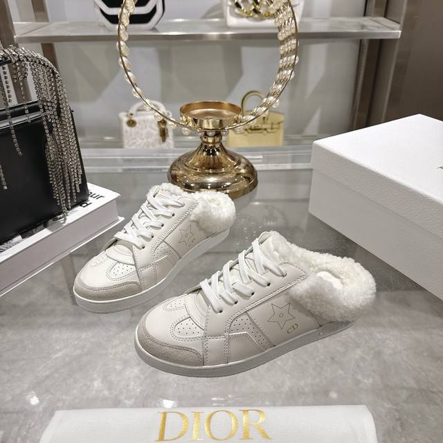 出厂 Dior 迪奥 Star 运动毛毛鞋半托 这款 Dior Star 运动鞋延续经久不衰的轮廓，是新款经典单品。采用白色牛皮革精心制作，饰以同色调绒面牛皮革