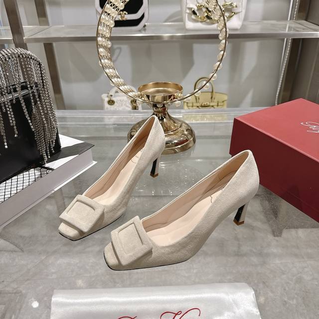 出厂 Rv的新款方扣较之前的款式 有了很大的改变 重塑经典方扣的设计，羊绒方扣搭配设计 尽显别致感。贸易渠道品质，好东西从来不等人 上脚特别好看，就看你的眼光是