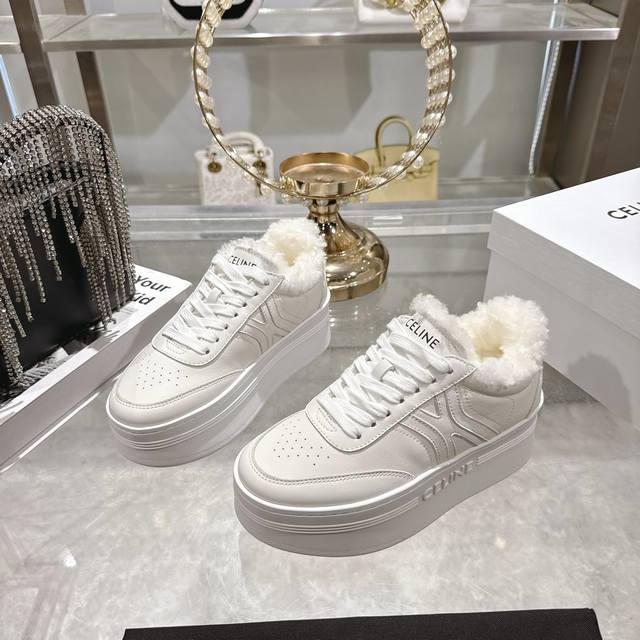 出厂 高版本 Celine*思琳赛琳 2025Ss新款徽标系带厚底羊毛里休闲鞋小白鞋 简单舒服，干净利落，增高显腿细，无论是单穿还是搭配阔腿裤，高街又复古一起来
