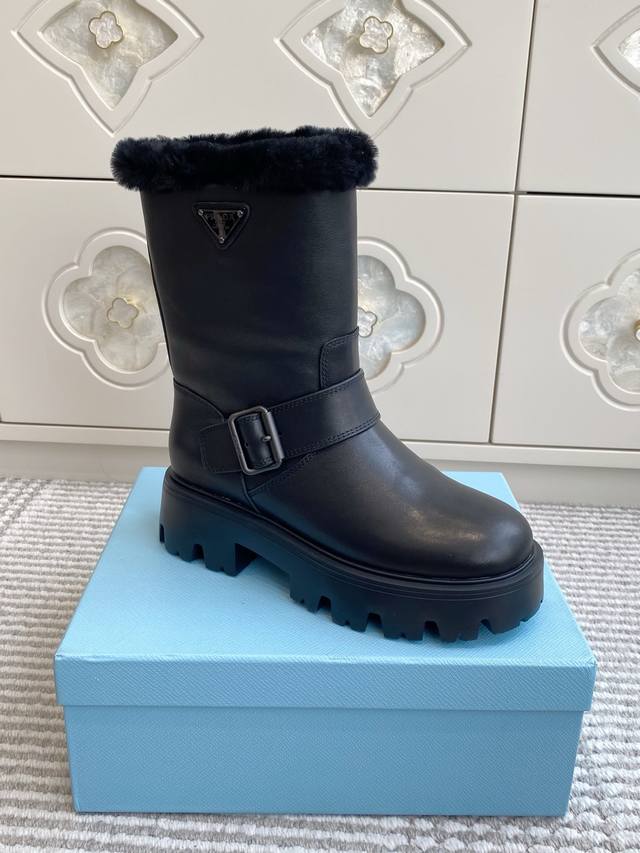 prada新款复古厚底短靴 高级感拉满 prada 这一季的新款也太懂复古女孩的心了 经典三角标点缀鞋身 辨识度直接拉满 进口牛皮 绒面牛皮两种质感可选 每一双