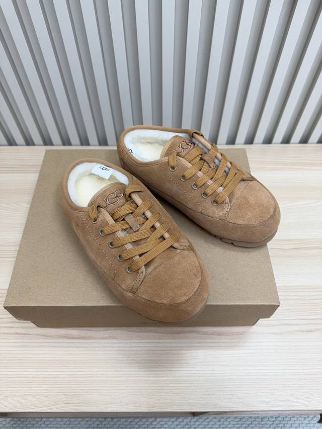 Ugg 系带泰迪羊毛包子鞋 泰迪毛皮革搭配精致缝线Logo，质感高级，触感柔软～ 复古翻毛搭扣设计，细节处处都是精致感，轻松穿出慵懒又时髦的氛围。 面料采用牛反