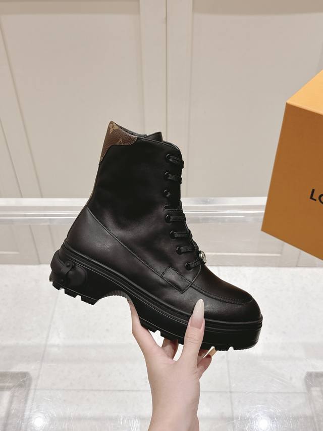 Lv 25Ss 秋冬圆头短靴｜一眼心动的英伦优雅 这双靴子，真的写了我名字！粒面小牛皮的高级质感，触手可及的温柔 细节皆是品味： 前绑带+侧拉链，穿脱自在不费力