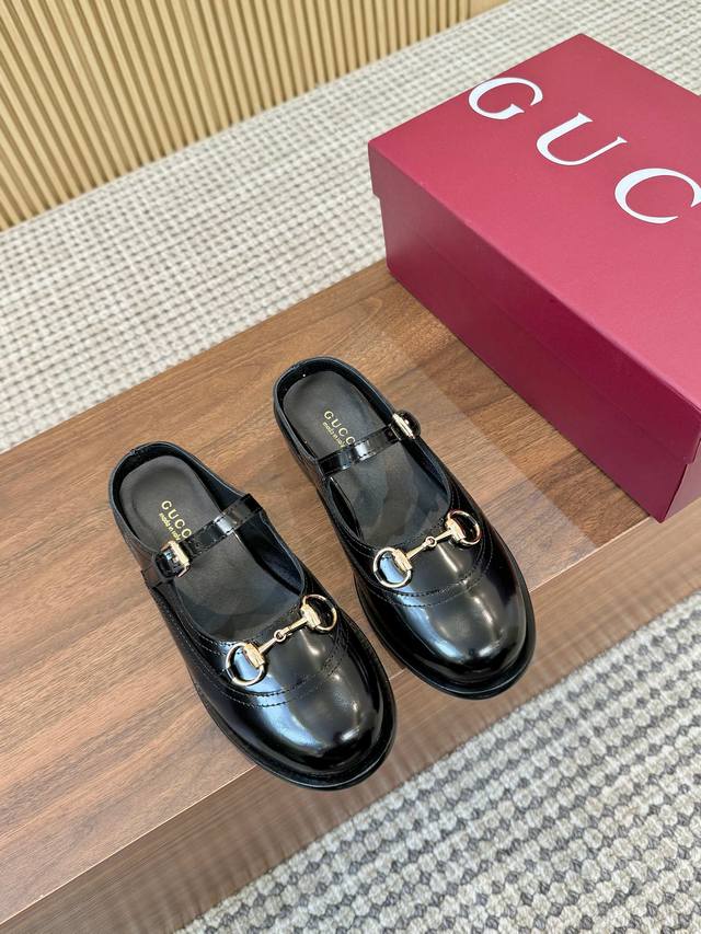 全皮 ] Gucci古*驰2026春夏最新爆鞋系列 圆头 最新链条扣 原单品质 原汁原味的欧式风格，上脚非常完美穿搭上配此鞋，优雅大方，晶莹剔透，无论种各配件材