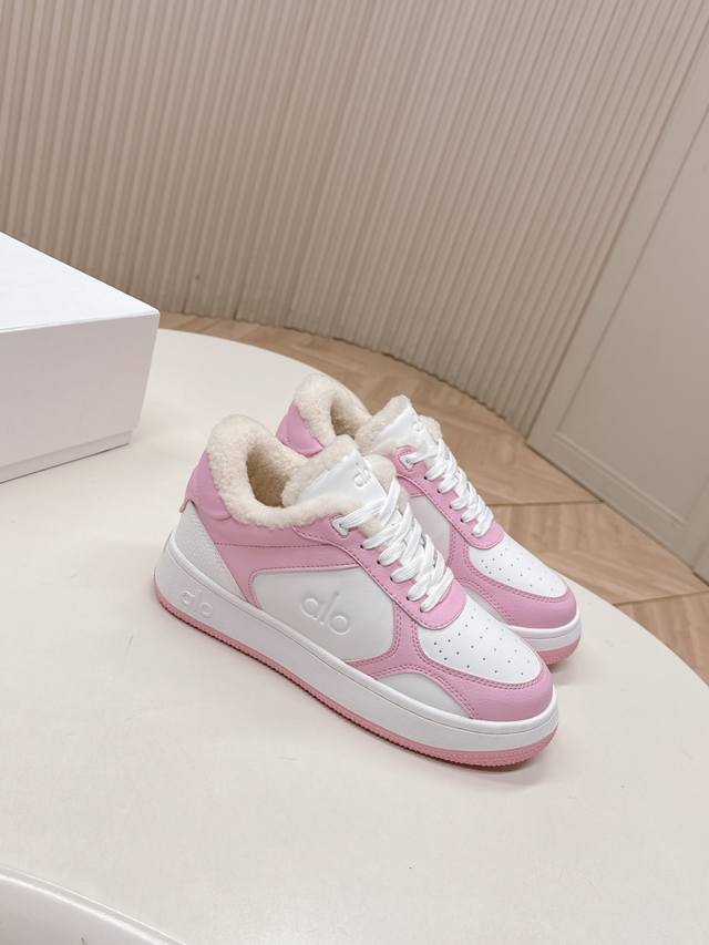 羊毛款 Alo小众潮牌 拼色小白鞋厚底舒适休闲鞋 上脚超级百搭！而且超级舒适！是厚底款但是上脚一点都不沉重！非常轻便！套上袜套搭配更好看！而且还是明星同款推荐～