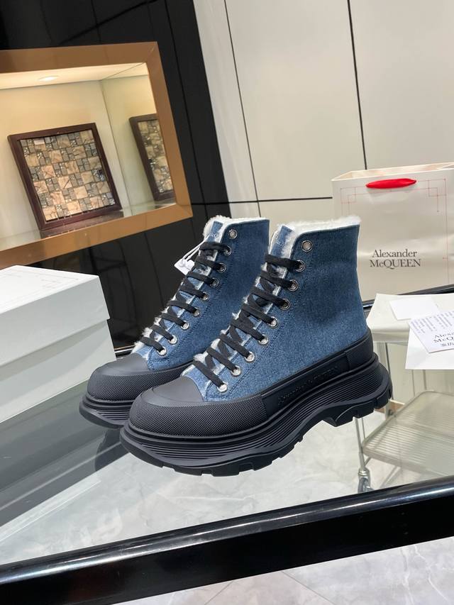 羊毛里上线啦 顶级版本 Alexandermcqueen2025秋冬最新明星网红同款原版1：1品质复刻，官网走秀款火爆开售秋冬必备炸街款 设计风格注重层次感 轮