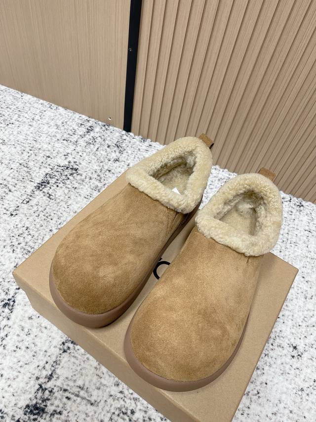 顶级版本： Ugg秋冬最款新厚底毛毛鞋 超多明星网红种草 秋冬必备毛毛鞋 真羊毛上脚超暖和 一款不会撞衫的鞋子 简约的隔板设计 细节处Logo点缀高级感满满 无