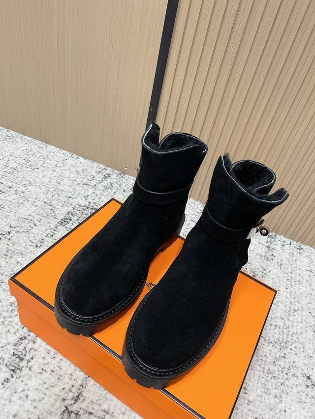 顶级版本： Hemers爱马仕家所见即所得2025秋冬新款 Hermes爱马仕经典Kelly短靴 专柜价格p接近2W高昂的售价自然有独特的工艺和品质这款靴子的皮